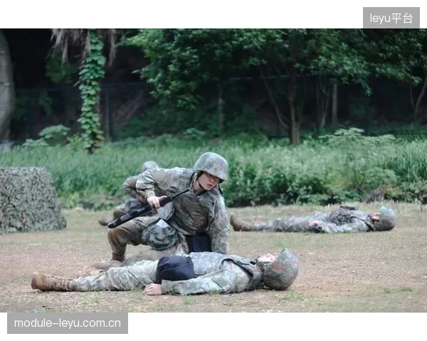 阿尔哈马迪的禁区冲击力成关键,伊拉克队边路传中战术将围绕其支点展开。 阿尔哈马迪的禁区冲击力成关键,伊拉克队边路传中战术将围绕其支点展开。
